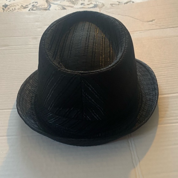 Black fedora hat with shiny stripes - Picture 2 of 7